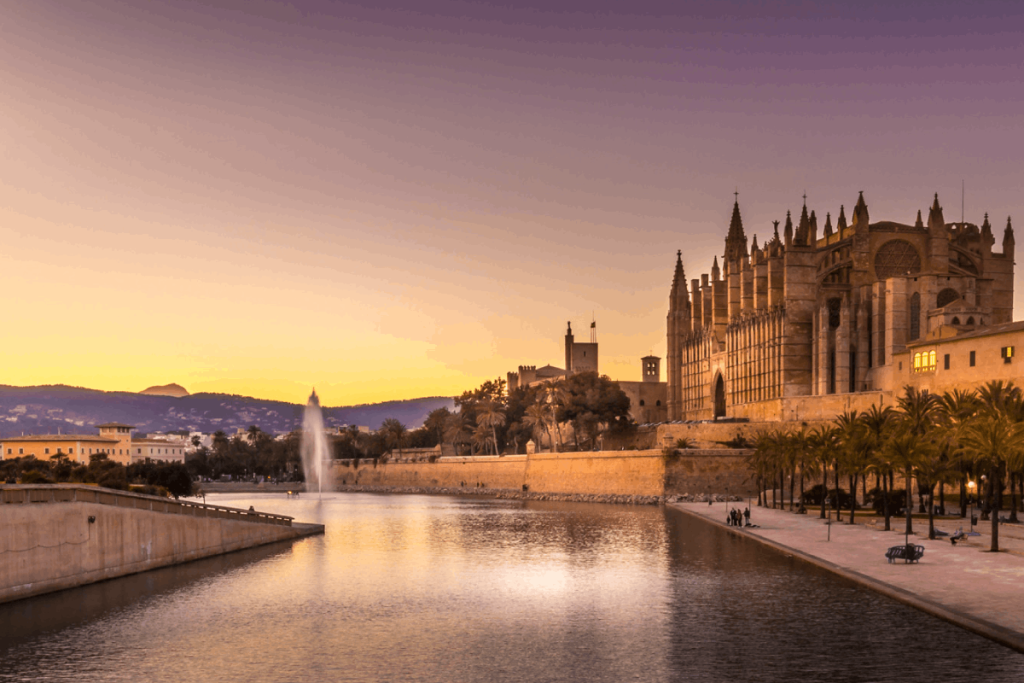 Atardecer en la catedral de Palma de Mallorca