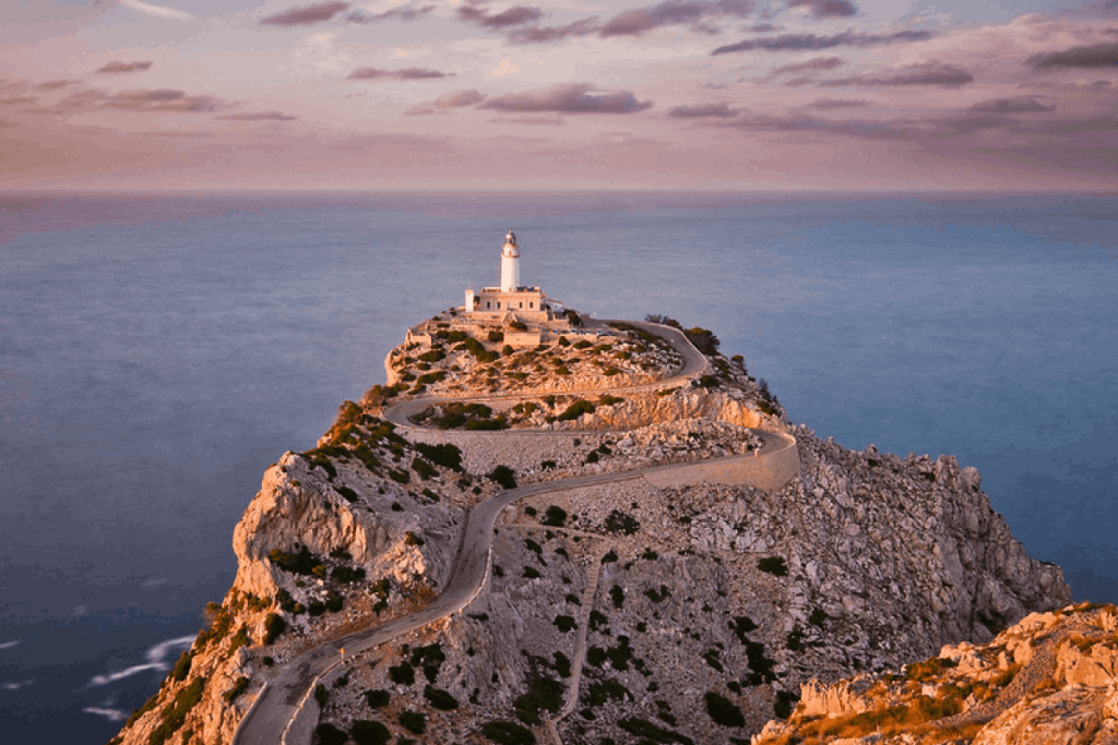 Atardecer en el faro de Palma de Mallorca